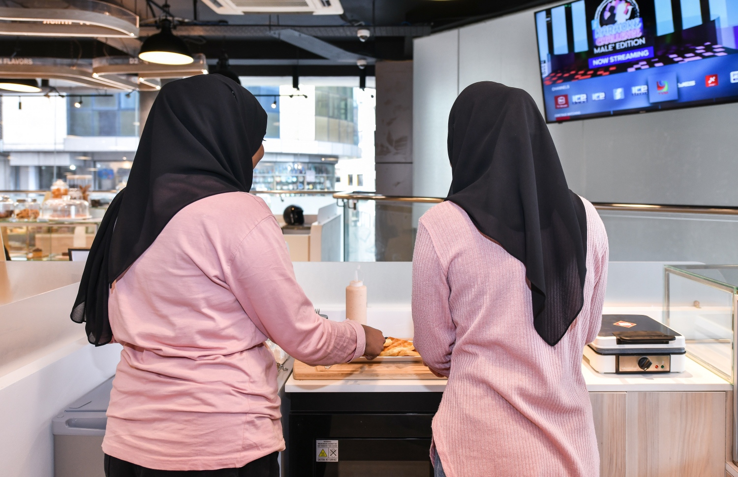 "ވެފަލް" ކިއޯސްކް އިން ވެފަލްއެއް ތައްޔާރު ކުރަނީ. އެތަނުން ހަދަނީ ކުޅި ވެފަލް ސޭންޑްވިޗް--ފޮޓޯ:ފަޔާޒް މޫސާ/މިހާރު