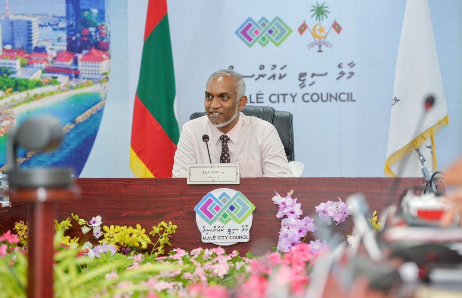 މާލޭ ސިޓީ ކައުންސިލުގެ އާންމު ޖަލްސާގައި މާލޭގެ މޭޔަރު ޑރ. މުހައްމަދު މުއިއްޒު ވާހަކަދައްކަވަނީ -- ފޮޓޯ: މާލޭ ސިޓީ ކައުންސިލް