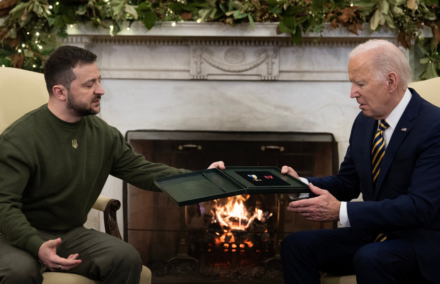 ޑިސެމްބަރ 21، 2022؛ ޔޫކްރޭންގެ ރައީސް ވޮލޮޑިމީރް ޒެލެންސްކީ (ވ) އެމެރިކާ އަށް ކުރެއްވި ރަސްމީ ދަތުރުފުޅުގައި، ރިއާސީ ގަނޑުވަރު ވައިޓް ހައުސްގައި އެމެރިކާގެ ރައީސް ޖޯ ބައިޑެންއާ ބައްދަލުކުރައްވައި، ޔޫކްރޭންގެ އަސްކަރީ އެންމެ މަތީ މެޑެލް، ރައީސް ބައިޑެން އަށް އަރުވަނީ. --އޭއެފްޕީ