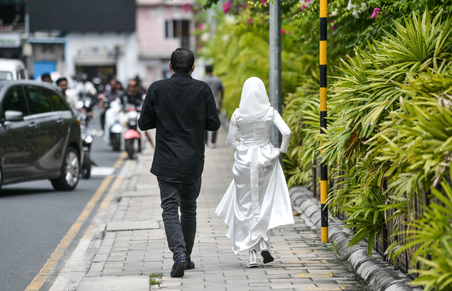 ދެ މީހަކު ކައިވެންޏަށް ފަހު ފެމެލީ ކޯޓު ބޭރުގައި: ކޯޓަށް ނުގޮސް ކައިވެނި ރުޖޫއަ ކުރުން ފަދަ ކަންކަން ކުރާ ނަމަ އޭގެ ސަބަބުން އިޖުތިމާއީ ގިނަ މައްސަލަތައް ނުކުތުމަކީ ކައިރި ކަމެއް - ފޮޓޯ: ނިޝާން އަލީ / މިހާރު