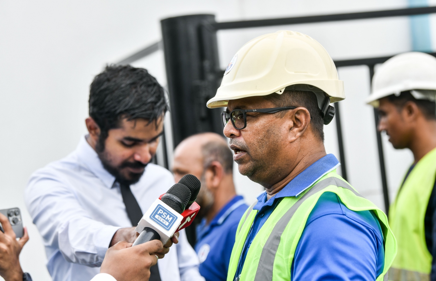 އެމްޕީއެލުން މިއަދު ބޭއްވި ފަޔާ އެންޑް ރެސްކިއު ޑްރިލް ނިންމާލުމަށް ފަހު، އެ ކުންފުނީގެ ސީއީއޯ ޝާހިދު އަލީ ނޫސްވެރިންނާ ވާހަކަ ދައްކަވަނީ.-.-- ފޮޓޯ: ނިޝާން އަލީ/މިހާރު