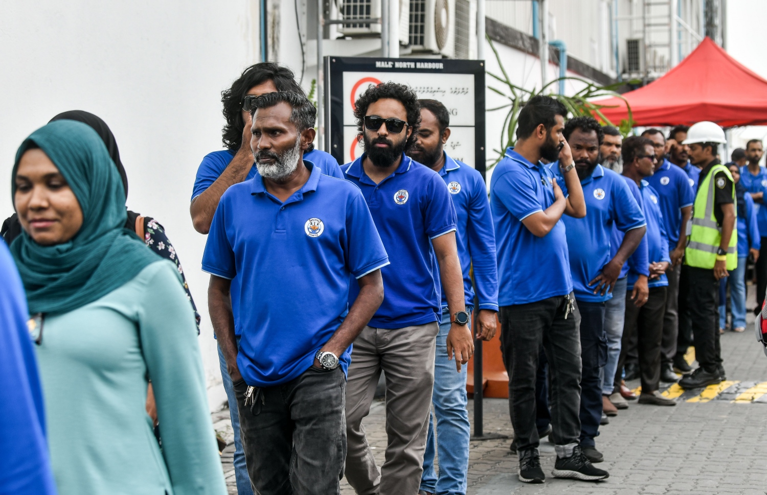 އެމްޕީއެލުން މިއަދު ކުރިޔަށް ގެންދިޔަ ފަޔާ އެންޑް ރެސްކިއު ޑްރިލްގައި، އެ ކުންފުނީގެ ބައެއް މުވައްޒަފުން އިމަޖެންސީ ޕްރޮޓޮކޯލާ އެއްގޮތަށް ހަރަކާތްތެރިވަނީ.-- ފޮޓޯ: ނިޝާން އަލީ/ މިހާރު