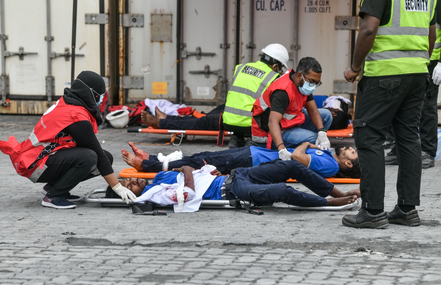 އެމްޕީއެލުން މިއަދު ބޭއްވި ފަޔާ އެންޑް ރެސްކިއު ޑްރިލްގައި، އެ ކުންފުނީގެ މުވައްޒަފަކަށް ފަސްޓް އެއިޑް ދެނީ.-- ފޮޓޯ: ނިޝާން އަލީ/ މިހާރު