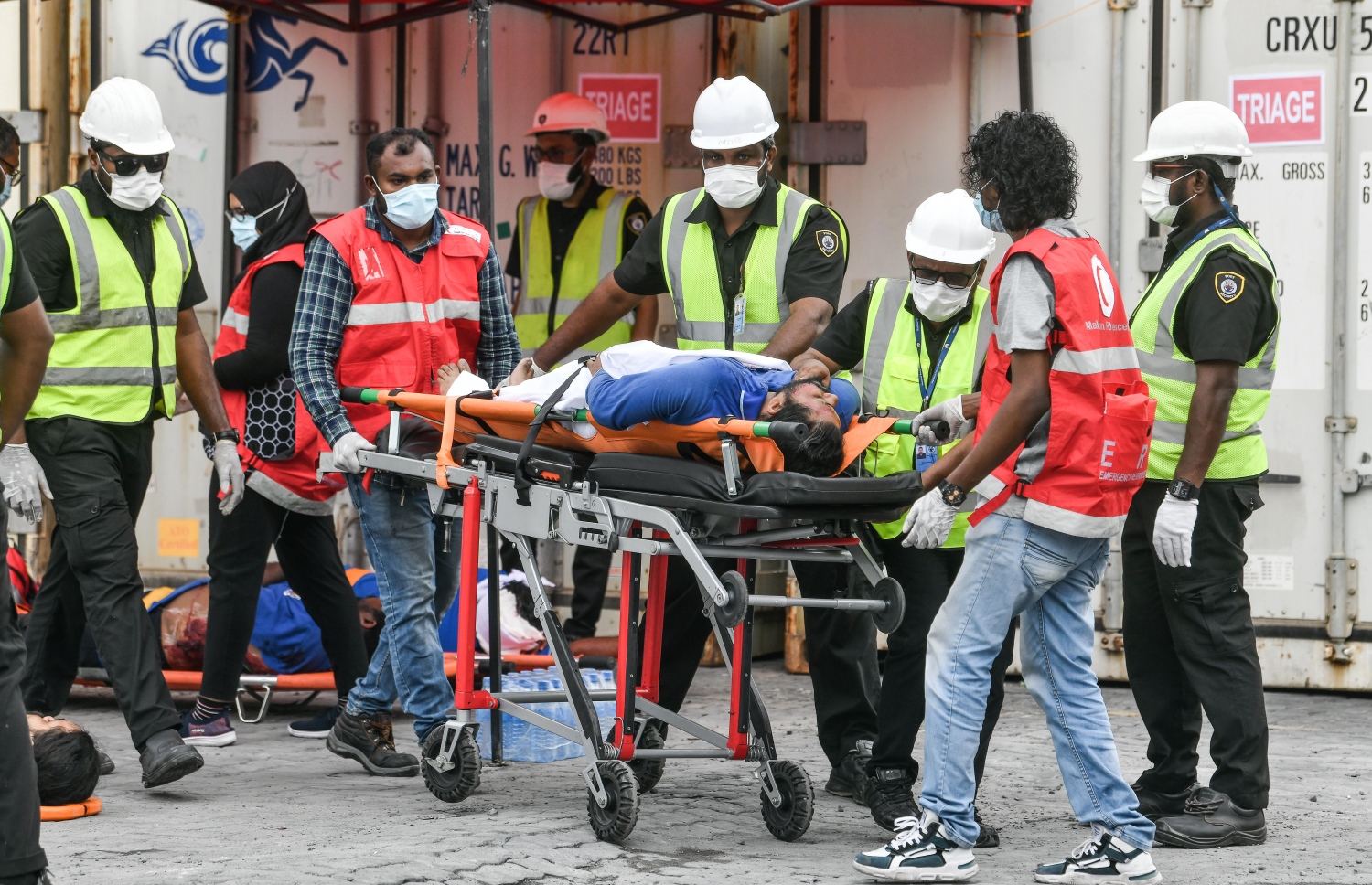 އެމްޕީއެލުން މިއަދު ބޭއްވި ފަޔާ އެންޑް ރެސްކިއު ޑްރިލްގައި، އަލިފާން ރޯވެއްޖެ ނަމަ ހަރަކާތްތެރިވާނެ ގޮތް ދައްކާލަނީ.--- ފޮޓޯ: ނިޝާން އަލީ/ މިހާރު