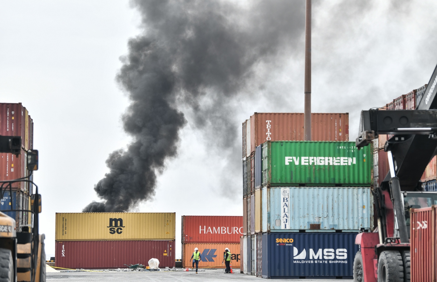 އެމްޕީއެލުން މިއަދު ބޭއްވި ފަޔާ އެންޑް ރެސްކިއު ޑްރިލްގައި ތަނެއްގައި ރޯކޮށްލާފައިވާއިރު ދުން އަރަނީ.--- ފޮޓޯ: ނިޝާން އަލީ/މިހާރު