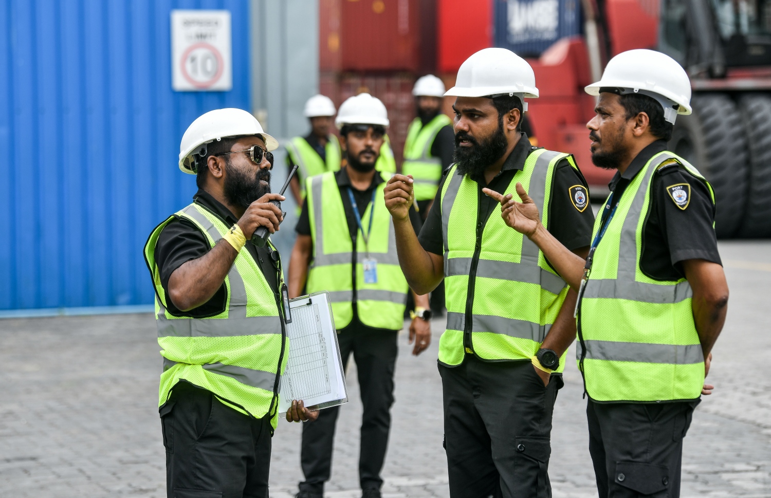 އެމްޕީއެލުން މިއަދު ކުރިޔަށް ގެންދިޔަ ފަޔާ އެންޑް ރެސްކިއު ޑްރިލްގައި، އެ ކުންފުނީގެ ބައެއް މުވައްޒަފުން އިމަޖެންސީ ޕްރޮޓޮކޯލާ އެއްގޮތަށް ހަރަކާތްތެރިވަނީ.-- ފޮޓޯ: ނިޝާން އަލީ/ މިހާރު