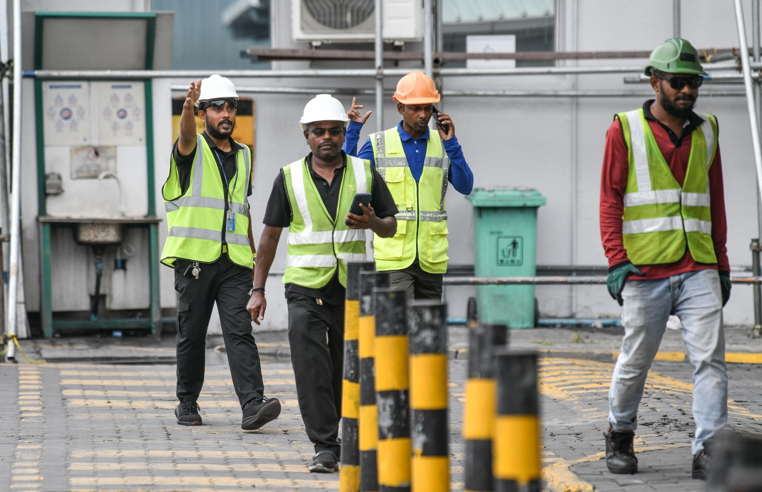 އެމްޕީއެލުން މިއަދު ކުރިޔަށް ގެންދިޔަ ފަޔާ އެންޑް ރެސްކިއު ޑްރިލްގައި، އެ ކުންފުނީގެ ބައެއް މުވައްޒަފުން އިމަޖެންސީ ޕްރޮޓޮކޯލާ އެއްގޮތަށް ހަރަކާތްތެރިވަނީ.-- ފޮޓޯ: ނިޝާން އަލީ/ މިހާރު