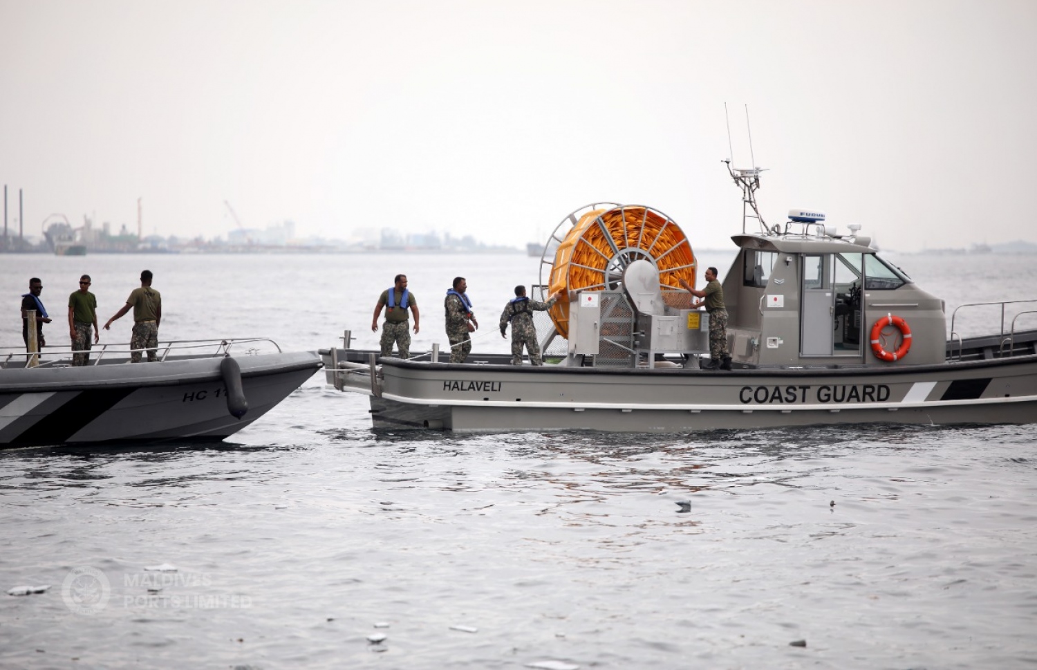 އެމްޕީއެލުން މިއަދު ކުރިޔަށް ގެންދިޔަ ފަޔާ އެންޑް ރެސްކިއު ޑްރިލްގައި ސިފައިން އަލިފާން ނިއްވަން މަސައްކަތް ކުރަނީ.-- ފޮޓޯ: އެމްޕީއެލް