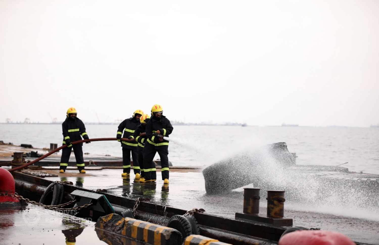 އެމްޕީއެލުން މިއަދު ކުރިޔަށް ގެންދިޔަ ފަޔާ އެންޑް ރެސްކިއު ޑްރިލްގައި ސިފައިން އަލިފާން ނިއްވަން މަސައްކަތް ކުރަނީ.-- ފޮޓޯ: އެމްޕީއެލް