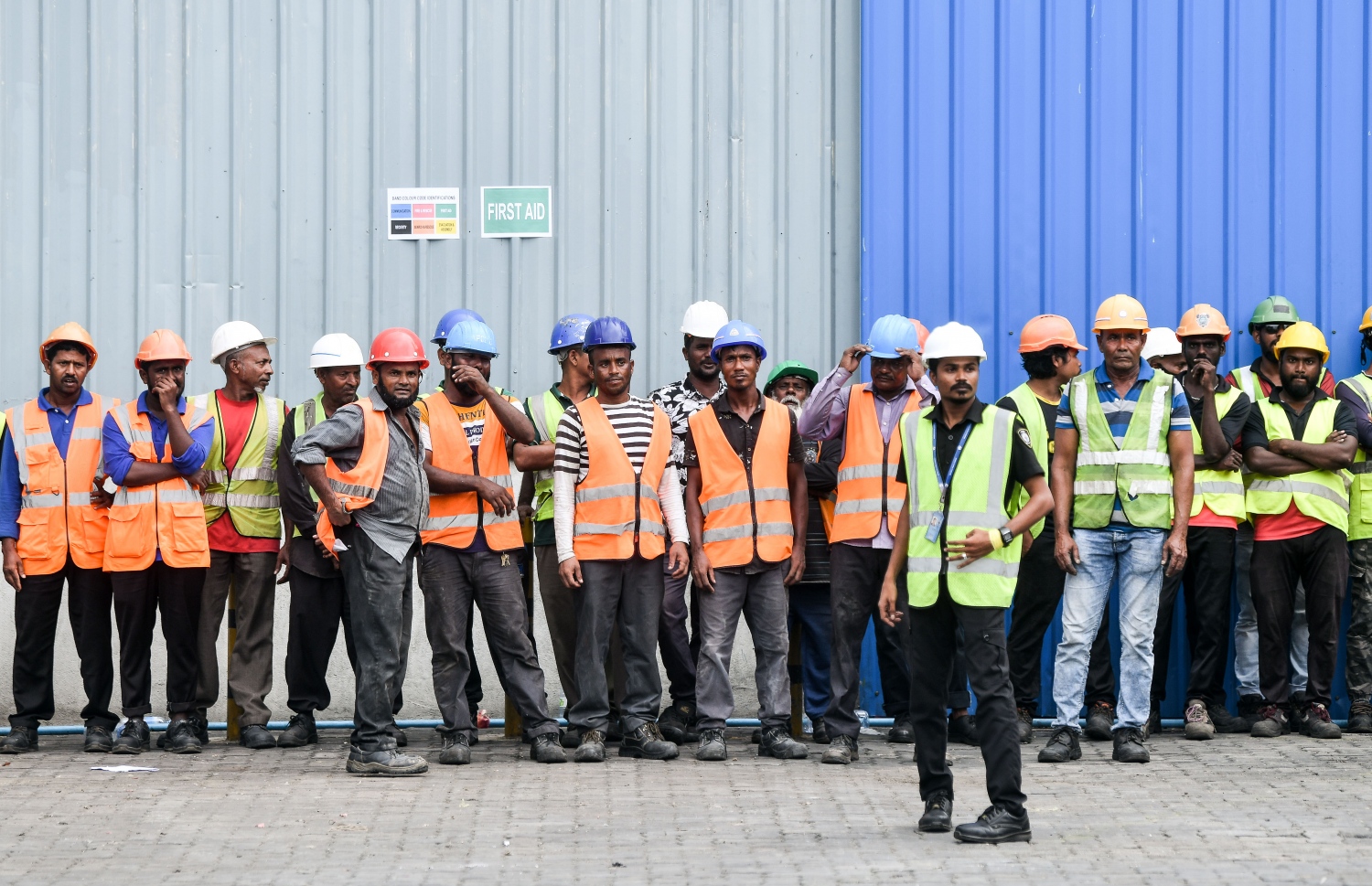 އެމްޕީއެލުން ކޮންމެ އަހަރަކު ބާއްވާ ސޭފްޓީ ވީކް ފާހަގަކުރުމުގެ ގޮތުން މިއަދު އެމްޕީއެލް ސަރަހައްދުގައި ބޭއްވި ފަޔާ އެންޑް ރެސްކިއު ޑްރިލް ކުރިއަށް ގެންދާއިރު، އެމްޕީއެލްގައި މަސައްކަތް ކުރާ މުވައްޒަފުންނާއި މަޖޫރީން އެސެމްބްލީ ޕޮއިންޓްގައި މަޑުކޮށްލައިގެން.-- ފޮޓޯ: ނިޝާން އަލީ /މިހާރު