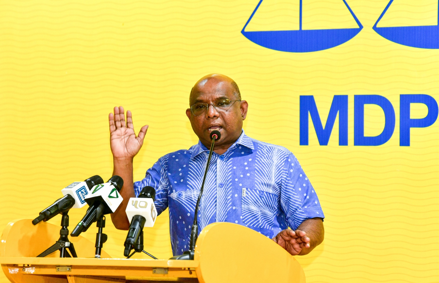 ރައީސް އިބްރާހިމް މުހައްމަދު ސޯލިހުގެ ރިޔާސީ ޕްރައިމަރީގެ ކެމްޕެއިން ފެށުމަށް ރޭ ބޭއްވި ޖަލްސާގައި ޝާހިދު ވާހަކަ ދައްކަވަނީ.-- ފޮޓޯ: ނިޝާން އަލީ | މިހާރު