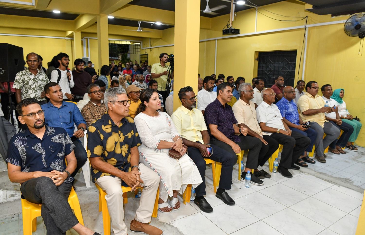 ރައީސް އިބްރާހިމް މުހައްމަދު ސޯލިހުގެ ރިޔާސީ ޕްރައިމަރީގެ ކެމްޕެއިން ފެށުމަށް ރޭ ބޭއްވި ޖަލްސާގައި ބައިވެރިވެވަޑައިގެންނެވި ބައެއް ބޭފުޅުން.---ފޮޓޯ: ނިޝާން އަލީ| މިހާރު