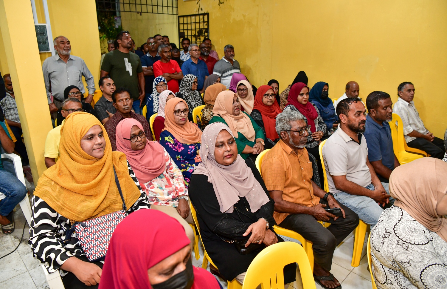 ރައީސް އިބްރާހިމް މުހައްމަދު ސޯލިހުގެ ރިޔާސީ ޕްރައިމަރީގެ ކެމްޕެއިން ފެށުމަށް ރޭ ބޭއްވި ޖަލްސާގައި ބައިވެރިވި ބައެއް މީހުން.---ފޮޓޯ: ނިޝާން އަލީ| މިހާރު