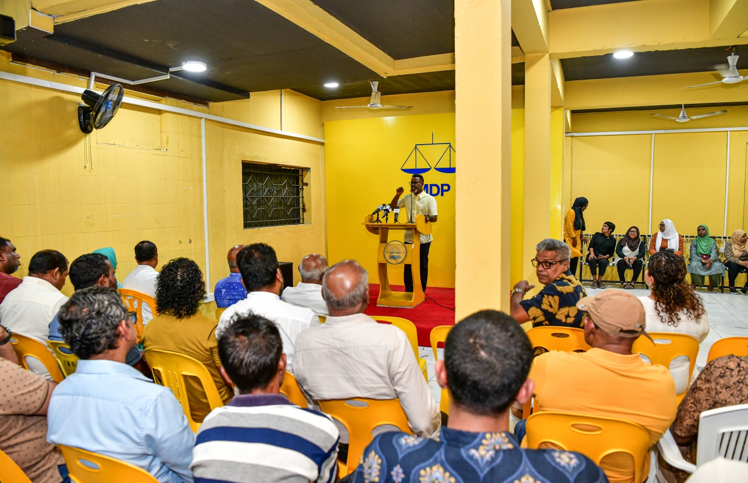 ރައީސް އިބްރާހިމް މުހައްމަދު ސޯލިހުގެ ރިޔާސީ ޕްރައިމަރީގެ ކެމްޕެއިން ފެށުމަށް ރޭ ބޭއްވި ޖަލްސާގައި ބައިވެރިވި ބައެއް މީހުން.---ފޮޓޯ: ނިޝާން އަލީ| މިހާރު