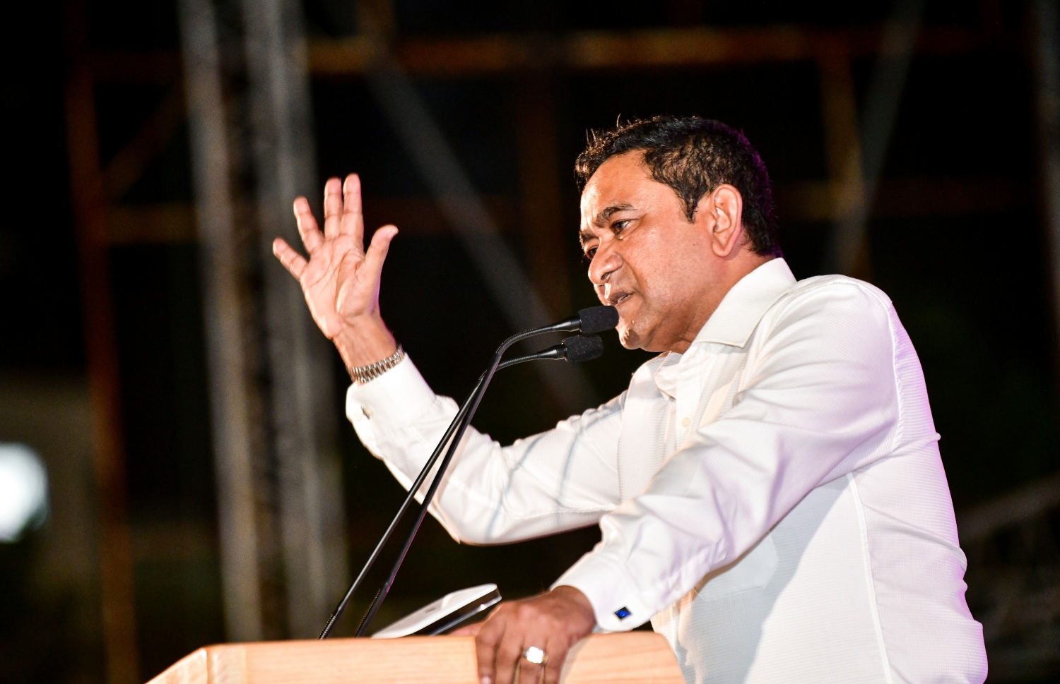 "ފެލާލައިފި" ނަމުގައި ޕީޕީއެމުން ބޭއްވި ޖަލްސާގައި އިދިކޮޅު ލީޑަރު އަދި ކުރީގެ ރައީސް އަބްދުﷲ ޔާމީނު ވާހަކަ ދައްކަވަނީ-- ފޮޓޯ: ނިޝާން އަލީ/ މިހާރު