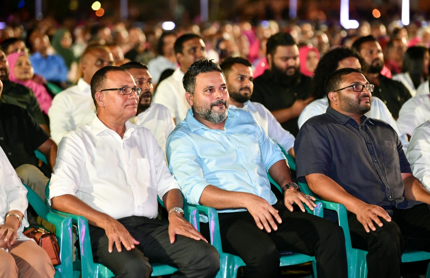 "ފެލާލައިފި" ނަމުގައި އިދިކޮޅު ޕީޕީއެމުން ކާނިވަލުގައި ސަރަހައްދުގައި ބޭއްވި ޖަލްސާގައި (ކ-ވ) ގުރައިދޫ ދާއިރާގެ މެމްބަރު ޣައްސާން މައުމޫނާއި ނައިފަރު ދާއިރާގެ މެމްބަރު ޝިޔާމް އަދި މަޑުއްވަރި ދާއިރާގެ މެމްބަރު އާދަމް ޝަރީފް ބައިވެރިވެވަޑައިގަންނަވަނީ..-- ފޮޓޯ: ނިޝާން އަލީ/މިހާރު
