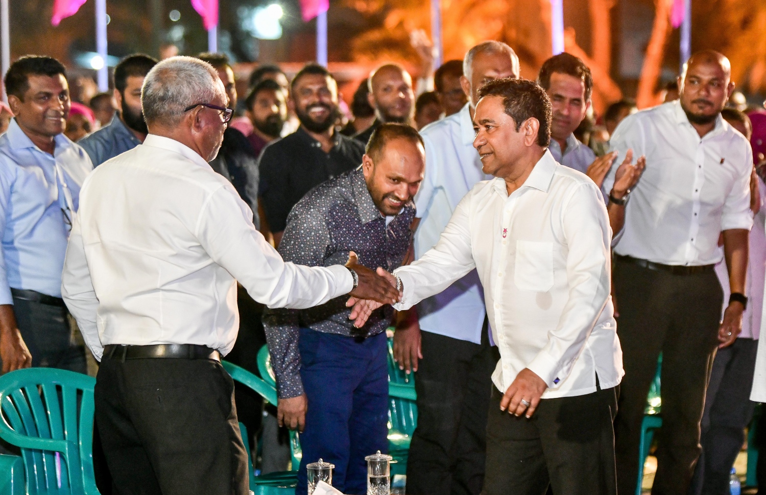 "ފެލާލައިފި" ނަމުގައި ޕީޕީއެމުން ބޭއްވި ޖަލްސާއަށް އިދިކޮޅު ލީޑަރު ރައީސް އަބްދުﷲ ޔާމީނު ވަޑައިގަތުމުން ޕީޕީއެމްގެ އިސްވެރިން މަރުހަބާ ކިޔަނީ.-- ފޮޓޯ: ނިޝާން އަލީ/ މިހާރު