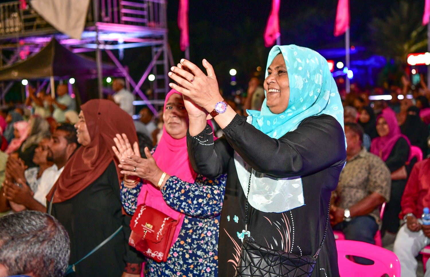 "ފެލާލައިފި" ނަމުގައި އިދިކޮޅު ޕީޕީއެމުން ކާނިވަލުގައި ސަރަހައްދުގައި ބޭއްވި ޖަލްސާގައި އިދިކޮޅު ސަޕޯޓަރުން ބައިވެރިވަނީ. މިޖަލްސާގައި ރައީސް އަބްދުﷲ ޔާމީން ވަނީ ސަރުކާރަށް ވަރަށް ބޮޑަށް ފާޑުވިދާޅުވެ ވާހަކަ ދައްކަވާފައި.-- ފޮޓޯ: ނިޝާން އަލީ/މިހާރު