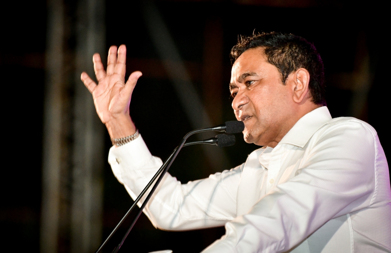 "ފެލާލައިފި" ނަމުގައި ޕީޕީއެމުން ބާއްވާ ޖަލްސާގައި އިދިކޮޅު ލީޑަރު އަދި ކުރީގެ ރައީސް އަބްދުﷲ ޔާމީން ވާހަކަފުޅު ދައްކަވަނީ.--- ފޮޓޯ: ނިޝާން އަލީ/ މިހާރު