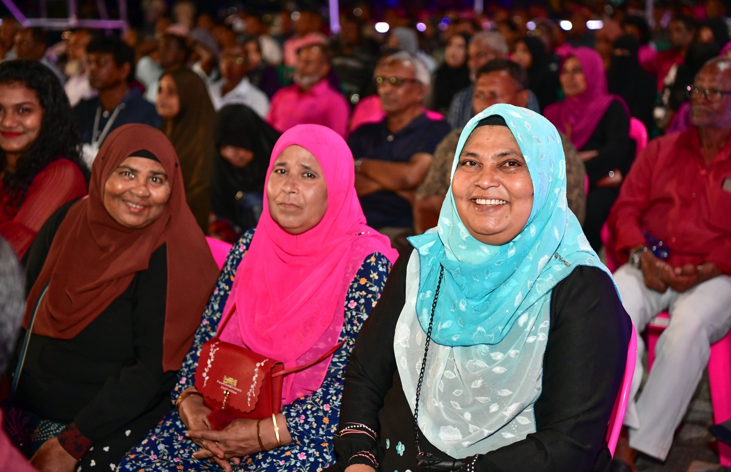 "ފެލާލައިފި" ނަމުގައި އިދިކޮޅު ޕީޕީއެމުން ކާނިވަލުގައި ސަރަހައްދުގައި ބޭއްވި ޖަލްސާގައި އިދިކޮޅު ސަޕޯޓަރުން ބައިވެރިވަނީ. މިޖަލްސާގައި ރައީސް އަބްދުﷲ ޔާމީން ވަނީ ސަރުކާރަށް ވަރަށް ބޮޑަށް ފާޑުވިދާޅުވެ ވާހަކަ ދައްކަވާފައި.-- ފޮޓޯ: ނިޝާން އަލީ/މިހާރު