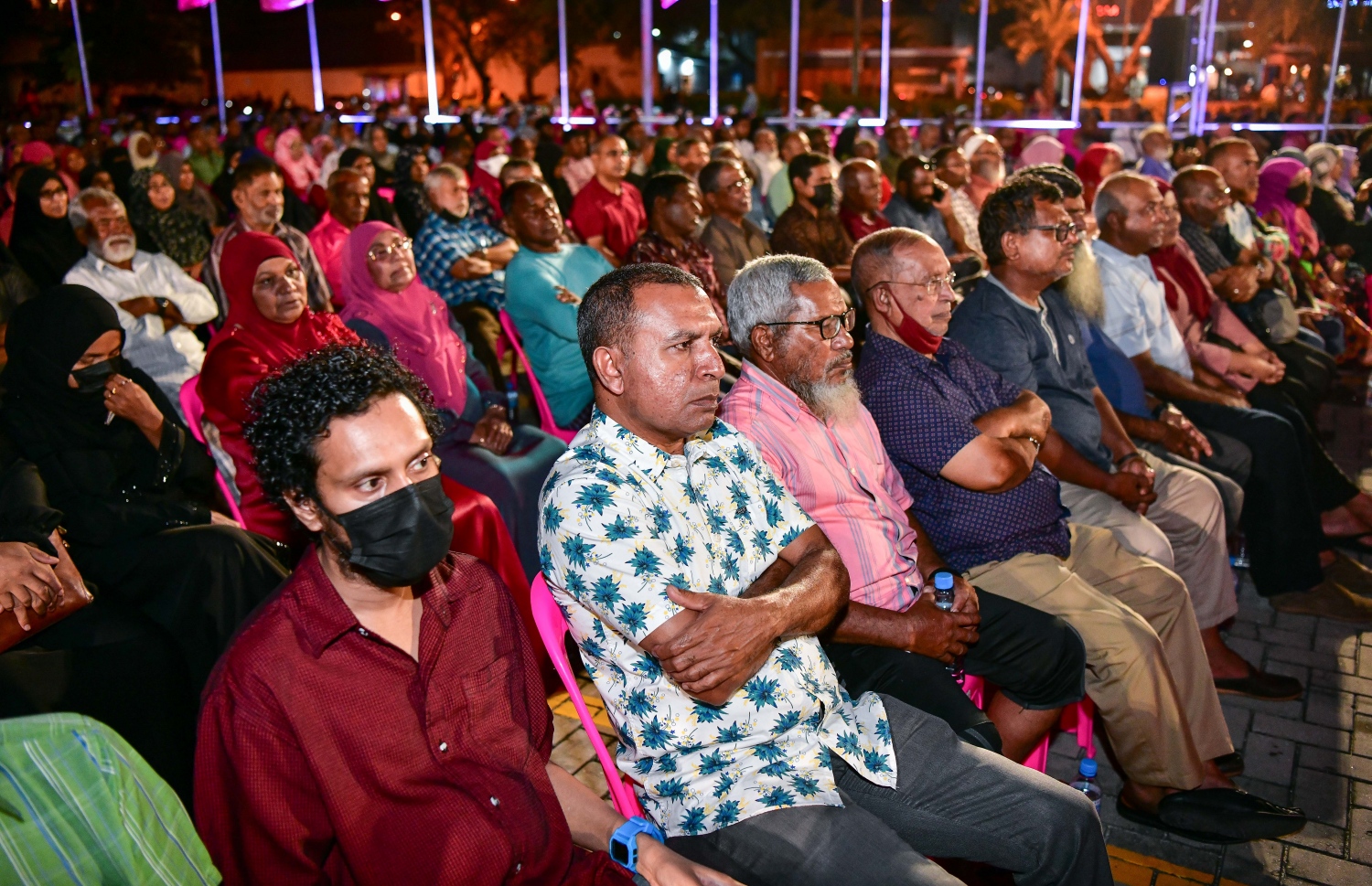 "ފެލާލައިފި" ނަމުގައި އިދިކޮޅު ޕީޕީއެމުން ކާނިވަލުގައި ސަރަހައްދުގައި ބޭއްވި ޖަލްސާގައި އިދިކޮޅު ސަޕޯޓަރުން ބައިވެރިވަނީ. މިޖަލްސާގައި ރައީސް އަބްދުﷲ ޔާމީން ވަނީ ސަރުކާރަށް ވަރަށް ބޮޑަށް ފާޑުވިދާޅުވެ ވާހަކަ ދައްކަވާފައި.-- ފޮޓޯ: ނިޝާން އަލީ/މިހާރު