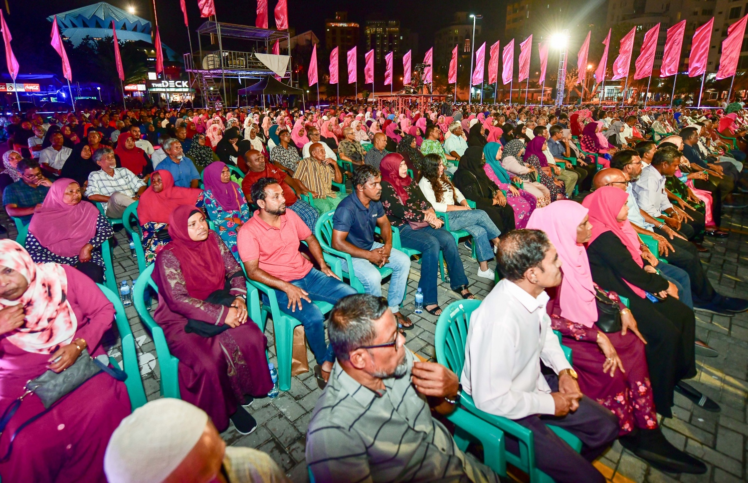 "ފެލާލައިފި" ނަމުގައި އިދިކޮޅު ޕީޕީއެމުން ކާނިވަލުގައި ސަރަހައްދުގައި ބޭއްވި ޖަލްސާގައި އިދިކޮޅު ސަޕޯޓަރުން ބައިވެރިވަނީ. މިޖަލްސާގައި ރައީސް އަބްދުﷲ ޔާމީން ވަނީ ސަރުކާރަށް ވަރަށް ބޮޑަށް ފާޑުވިދާޅުވެ ވާހަކަ ދައްކަވާފައި.-- ފޮޓޯ: ނިޝާން އަލީ/މިހާރު