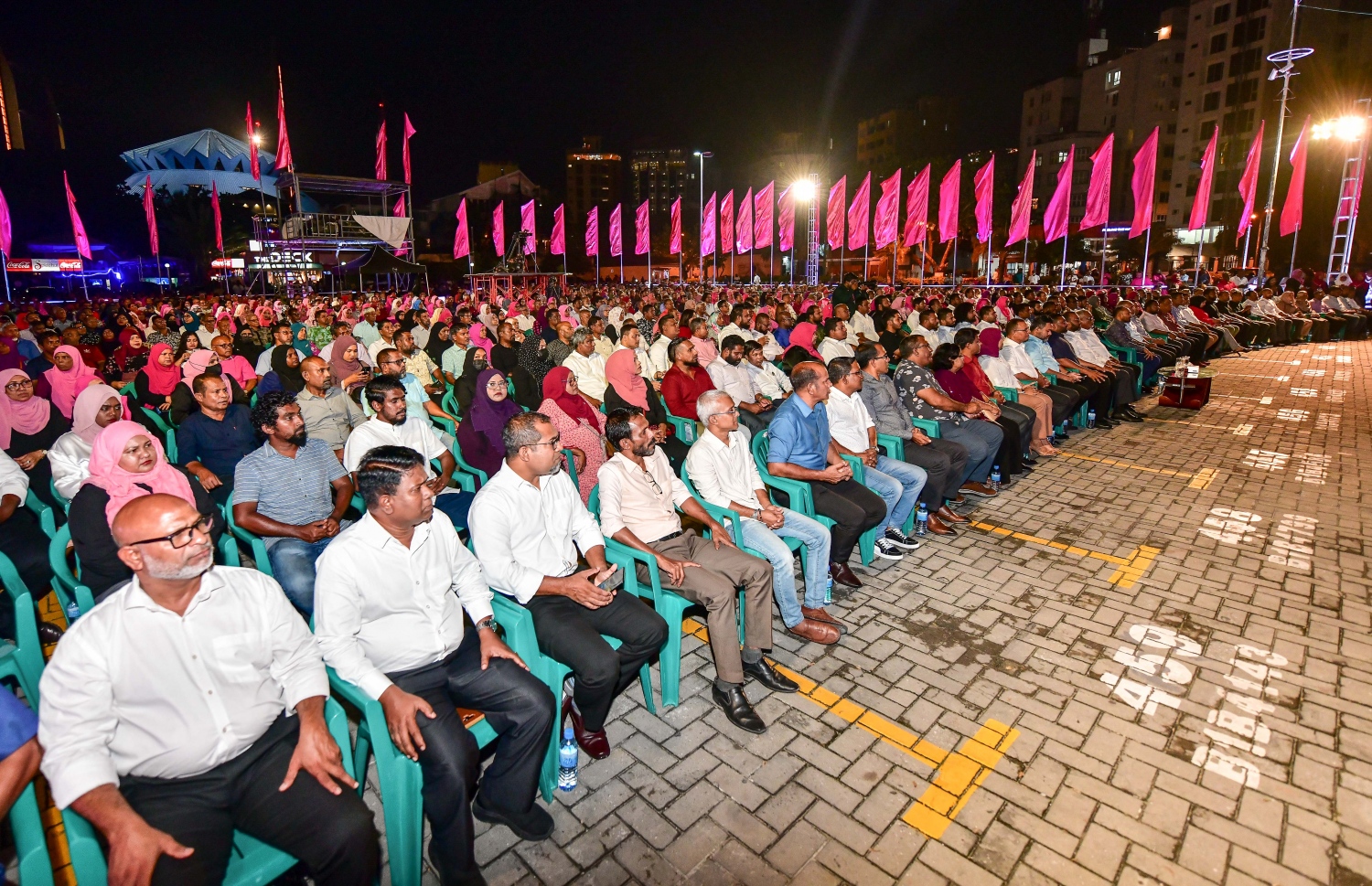 "ފެލާލައިފި" ނަމުގައި އިދިކޮޅު ޕީޕީއެމުން ކާނިވަލުގައި ސަރަހައްދުގައި ބޭއްވި ޖަލްސާގައި އިދިކޮޅު ސަޕޯޓަރުން ބައިވެރިވަނީ. މިޖަލްސާގައި ރައީސް އަބްދުﷲ ޔާމީން ވަނީ ސަރުކާރަށް ވަރަށް ބޮޑަށް ފާޑުވިދާޅުވެ ވާހަކަ ދައްކަވާފައި.-- ފޮޓޯ: ނިޝާން އަލީ/މިހާރު