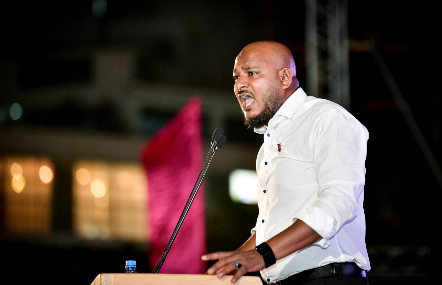 "ފެލާލައިފި" ނަމުގައި އިދިކޮޅު ޕީޕީއެމުން ކާނިވަލުގައި ސަރަހައްދުގައި ބޭއްވި ޖަލްސާގައި ހުޅުމާލެ ދާއިރާގެ ކައުންސިލަރު އިބްރާހިމް ޝުޖާއު ވާހަކަ ދައްކަވަނީ..-- ފޮޓޯ: ނިޝާން އަލީ/މިހާރު