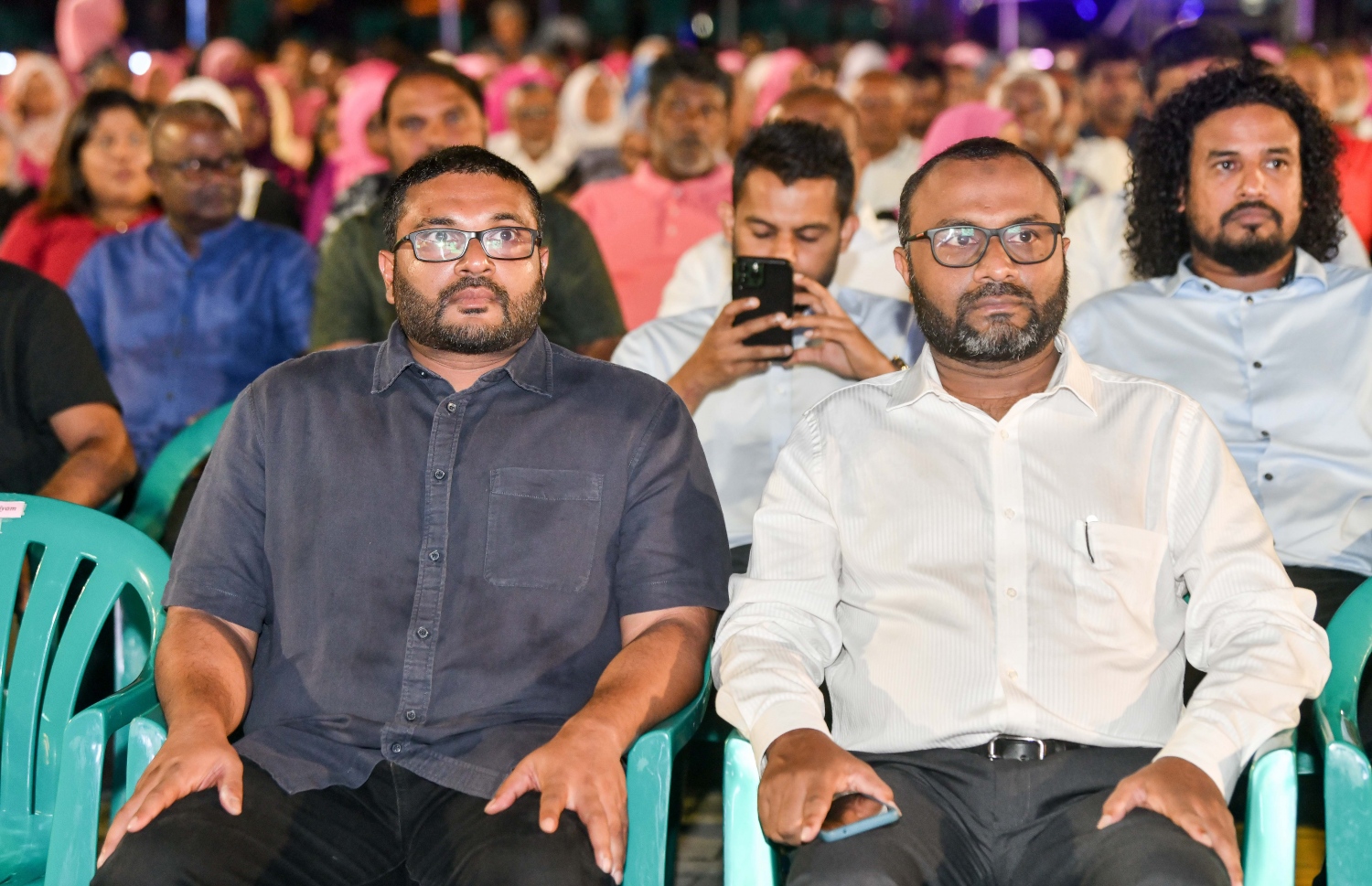 "ފެލާލައިފި" ނަމުގައި އިދިކޮޅު ޕީޕީއެމުން ކާނިވަލުގައި ސަރަހައްދުގައި ބޭއްވި ޖަލްސާގައި ކުރީގެ އިސްލާމިކް މިނިސްޓަރު ޑރ. މުހައްމަދު ޝަހީމް އަލީ ސައީދާއި ގުރައިދޫ ދާއިރާގެ ޕީޕީއެމްގެ މެމްބަރު މުހައްމަދު ޣައްސާން މައުމޫން ބައިވެރިވެވަޑައިގަންނަވަނީ: މި ޖަލްސާގައި އެ ޕާޓީގެ ރައީސް އަބްދުﷲ ޔާމީން ވަނީ ސަރުކާރަށް ވަރަށް ބޮޑަށް ފާޑުވިދާޅުވެ ވާހަކަ ދައްކަވާފައި.-- ފޮޓޯ: ނިޝާން އަލީ/މިހާރު