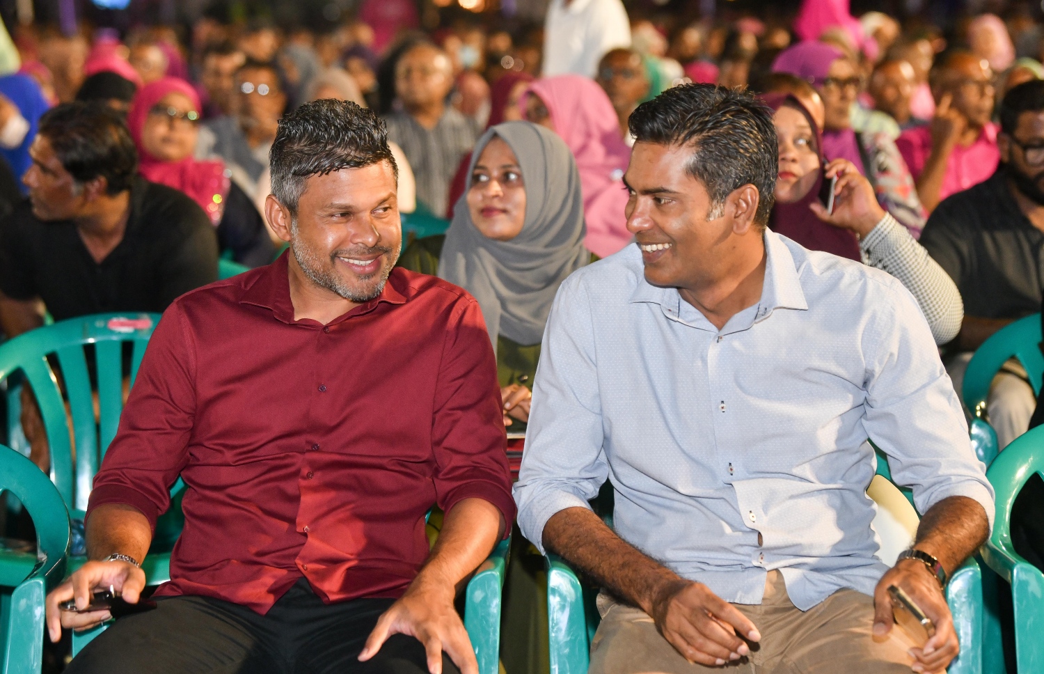 "ފެލާލައިފި" ނަމުގައި އިދިކޮޅު ޕީޕީއެމުން ކާނިވަލުގައި ސަރަހައްދުގައި ބޭއްވި ޖަލްސާގައި އިދިކޮޅުގެ ބައެއް އިސްބޭފުޅުން ބައިވެރިވެވަޑައިގަންނަވަނީ.-- ފޮޓޯ: ނިޝާން އަލީ/މިހާރު