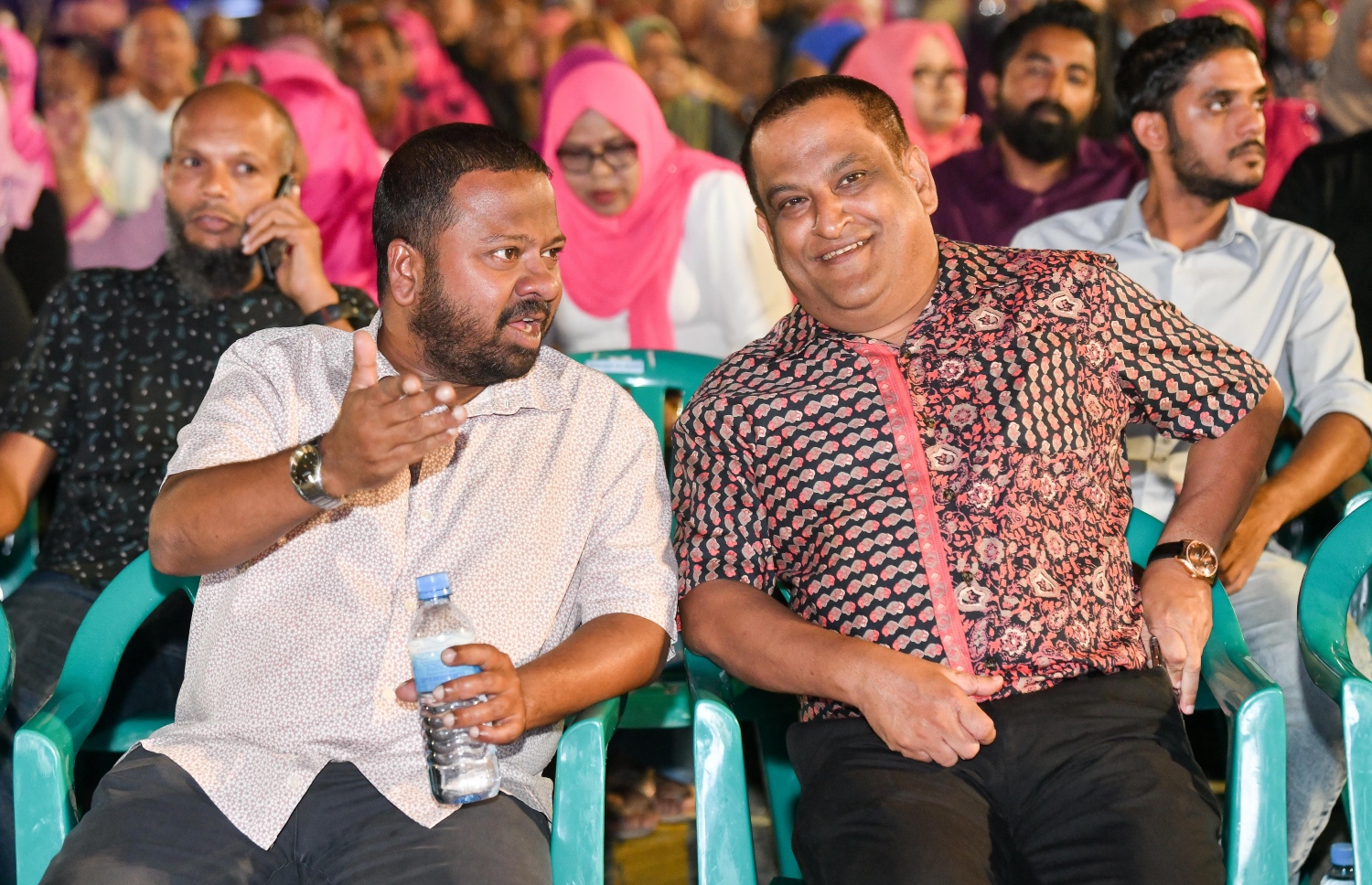 "ފެލާލައިފި" ނަމުގައި އިދިކޮޅު ޕީޕީއެމުން ކާނިވަލުގައި ސަރަހައްދުގައި ބޭއްވި ޖަލްސާގައި ޕީއެންސީގެ ނައިބު ރައީސް މުހައްމަދު ހުސައިން ޝަރީފު (މުންދު) އާއި ނިމާލް ބައިވެރިވެވަޑައިގަންނަވަނީ.-- ފޮޓޯ: ނިޝާން އަލީ/މިހާރު