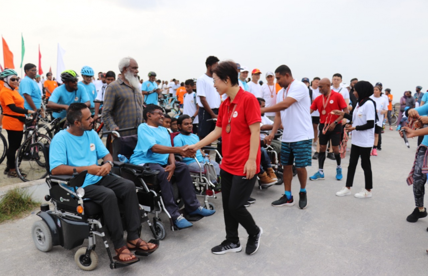 ދިވެހިރާއްޖެއާއި ޗައިނާއާ ދެމެދު ސިޔާސީ ގުޅުން ގާއިމުކުރިތާ 50 އަހަރުފުރޭ މުނާސަބާ ފާހަގަކުރުމަށް ސިނަމާލޭ ބްރިޖުގައި ބޭއްވި މޯލްޑިވްސް ޗައިނާ ފްރެންޑްޝިޕް ރަންގައި ހާއްސަ އެހީއަށް ބޭނުންވާ ފަރާތްތައް ބައިވެރިވަނީ.-- ފޮޓޯ: ޗައިނާ އެމްބަސީ