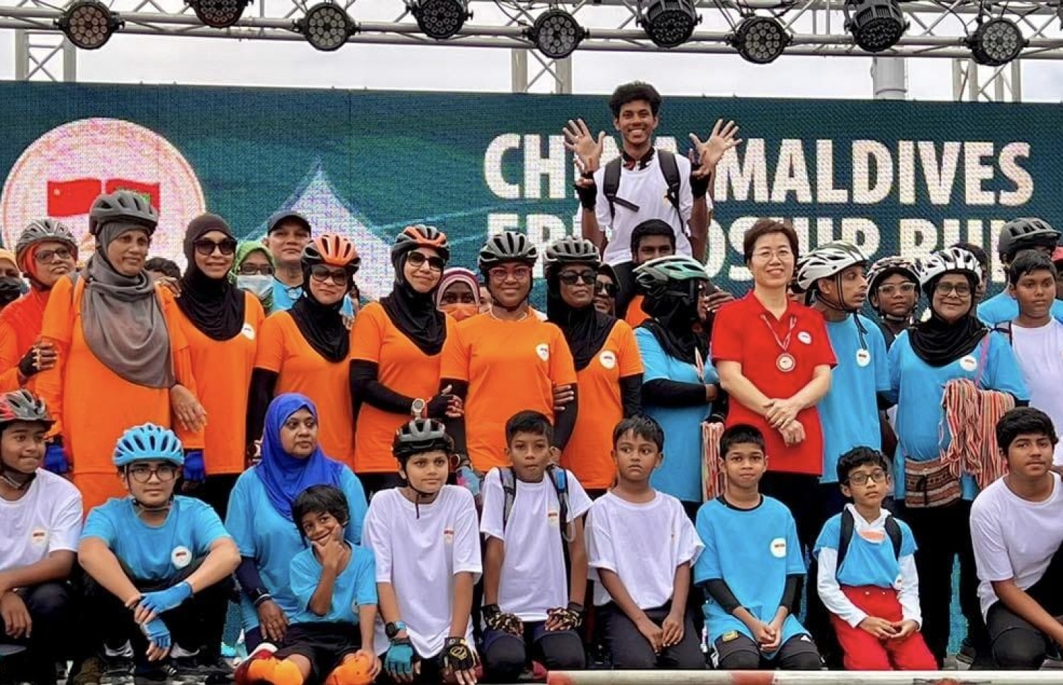 ދިވެހިރާއްޖެއާއި ޗައިނާއާ ދެމެދު ސިޔާސީ ގުޅުން ގާއިމުކުރިތާ 50 އަހަރުފުރޭ މުނާސަބާ ފާހަގަކުރުމަށް ސިނަމާލޭ ބްރިޖުގައި ބޭއްވި މޯލްޑިވްސް ޗައިނާ ފްރެންޑްޝިޕް ރަންގެ ތެރެއިން.-- ފޮޓޯ: ޗައިނާ އެމްބަސީ