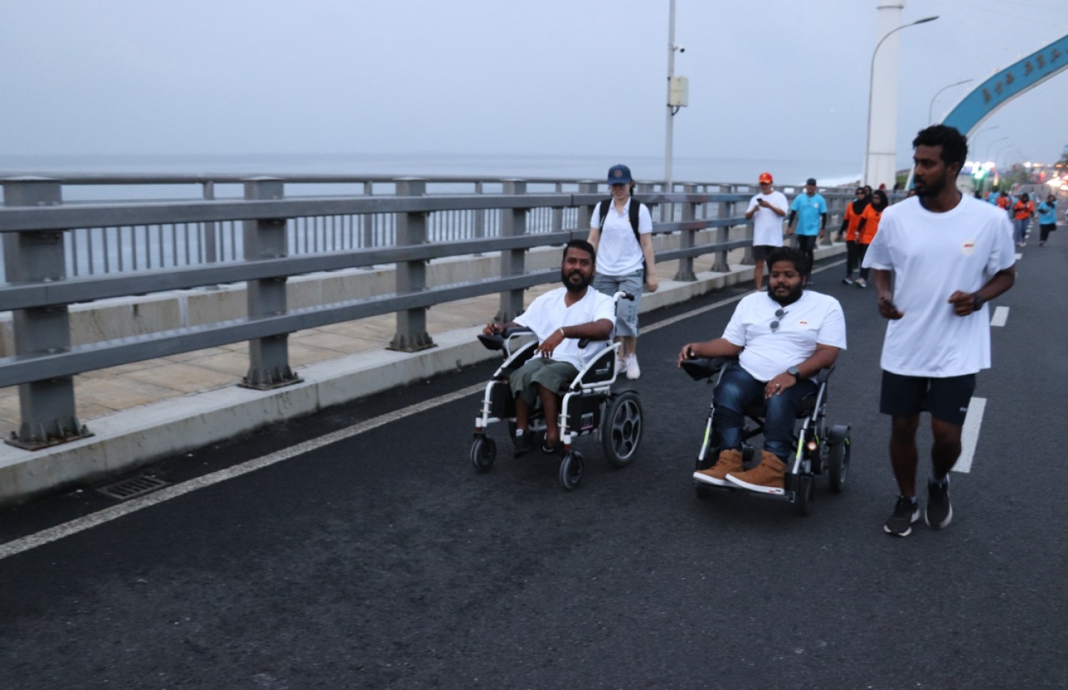 ދިވެހިރާއްޖެއާއި ޗައިނާއާ ދެމެދު ސިޔާސީ ގުޅުން ގާއިމުކުރިތާ 50 އަހަރުފުރޭ މުނާސަބާ ފާހަގަކުރުމަށް ސިނަމާލޭ ބްރިޖުގައި ބޭއްވި މޯލްޑިވްސް ޗައިނާ ފްރެންޑްޝިޕް ރަންގައި ހާއްސަ އެހީއަށް ބޭނުންވާ ފަރާތްތައް ބައިވެރިވަނީ.-- ފޮޓޯ: ޗައިނާ އެމްބަސީ