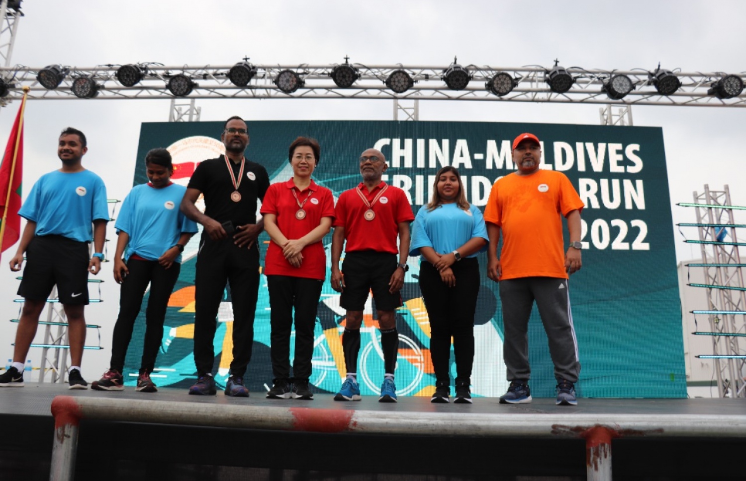 ދިވެހިރާއްޖެއާއި ޗައިނާއާ ދެމެދު ސިޔާސީ ގުޅުން ގާއިމުކުރިތާ 50 އަހަރުފުރޭ މުނާސަބާ ފާހަގަކުރުމަށް ސިނަމާލޭ ބްރިޖުގައި ބޭއްވި މޯލްޑިވްސް ޗައިނާ ފްރެންޑްޝިޕް ރަންގެ ތެރެއިން.-- ފޮޓޯ: ޗައިނާ އެމްބަސީ