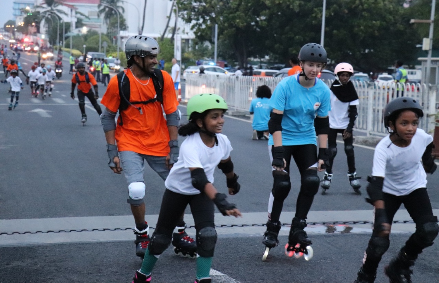 ދިވެހިރާއްޖެއާއި ޗައިނާއާ ދެމެދު ސިޔާސީ ގުޅުން ގާއިމުކުރިތާ 50 އަހަރުފުރޭ މުނާސަބާ ފާހަގަކުރުމަށް ސިނަމާލޭ ބްރިޖުގައި ބޭއްވި މޯލްޑިވްސް ޗައިނާ ފްރެންޑްޝިޕް ރަންގައި ސްކޭޓް އެސޯސިއޭޝަނުގެ ފަރާތުން ބައިވެރިވަނީ.-- ފޮޓޯ: ޗައިނާ އެމްބަސީ