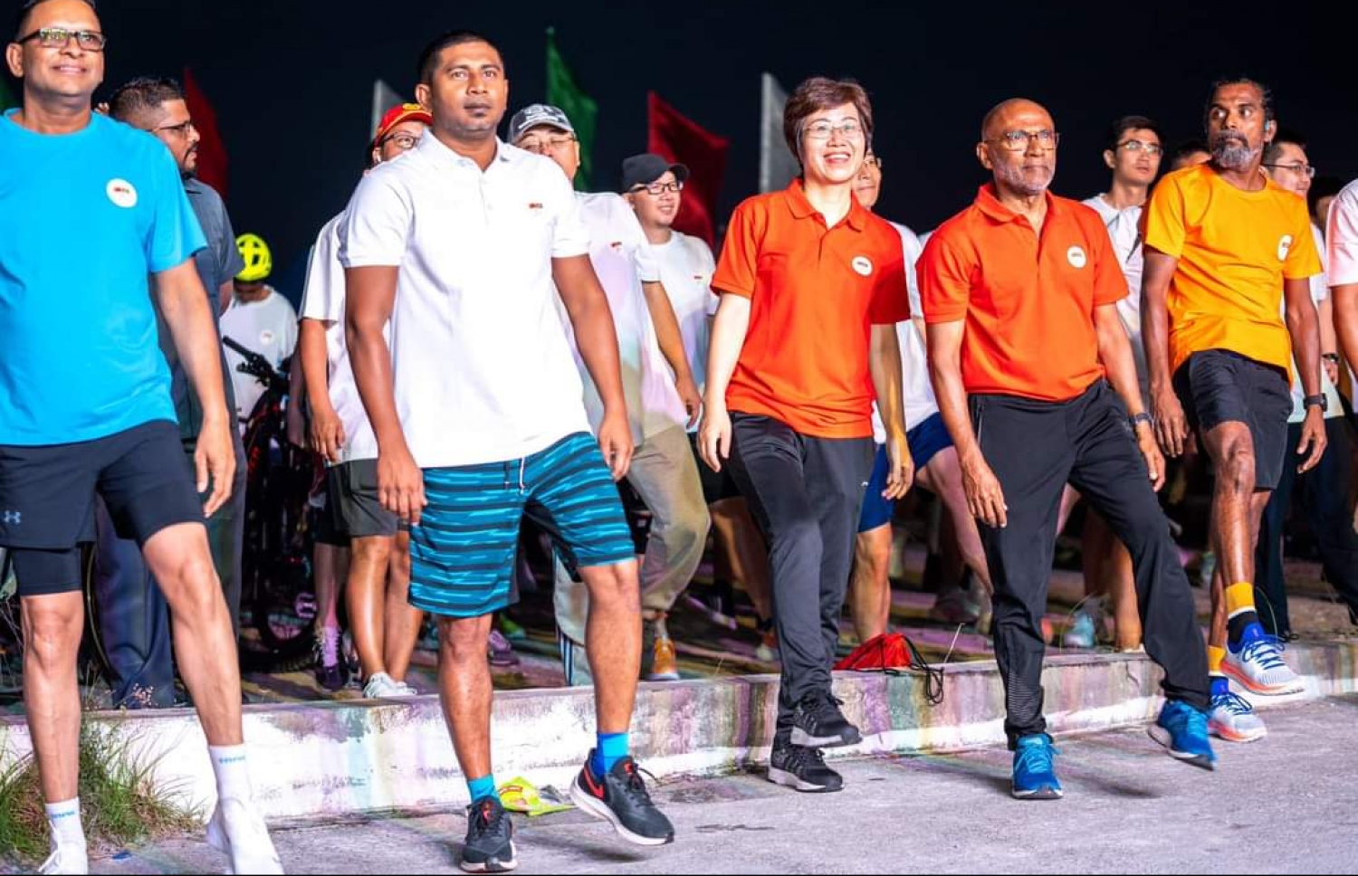 ދިވެހިރާއްޖެއާއި ޗައިނާއާ ދެމެދު ސިޔާސީ ގުޅުން ގާއިމުކުރިތާ 50 އަހަރުފުރޭ މުނާސަބާ ފާހަގަކުރުމަށް ސިނަމާލޭ ބްރިޖުގައި ބޭއްވި މޯލްޑިވްސް ޗައިނާ ފްރެންޑްޝިޕް ރަންގައި ޗައިނާއިން ދިވެހިރާއްޖެއަށް ކަނޑައަޅުއްވާފައި ހުންނަވާ ސަފީރު، ވަން ލިޒިން އާއި ރައްޔިތުންގެ މަޖިލީހުގެ ބައެއް މެމްބަރުންނާއި މިނިސްޓަރ އޮފް ޔޫތް ސްޕޯޓްސް އެންޑް ކޮމިއުނިޓީ އެމްޕަވާމަންޓް އަހުމަދު މަހްލޫފު ބައިވެރިވެވަޑައިގަންނަވަނީ.-- ފޮޓޯ: ޗައިނާ އެމްބަސީ