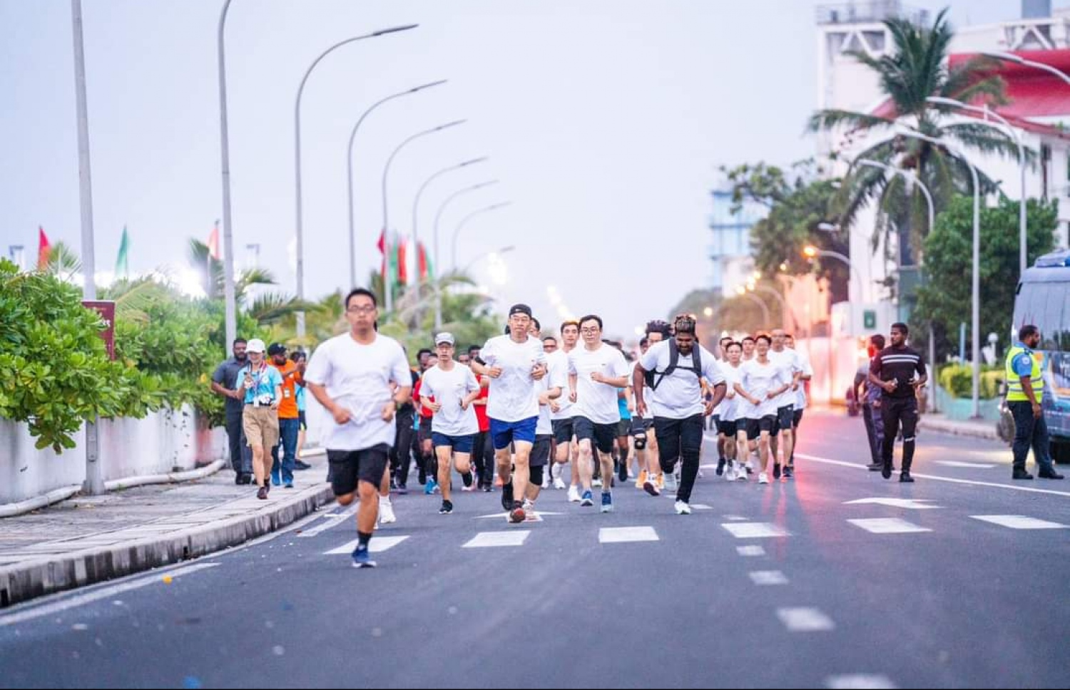 ދިވެހިރާއްޖެއާއި ޗައިނާއާ ދެމެދު ސިޔާސީ ގުޅުން ގާއިމުކުރިތާ 50 އަހަރުފުރޭ މުނާސަބާ ފާހަގަކުރުމަށް ސިނަމާލޭ ބްރިޖުގައި ބޭއްވި މޯލްޑިވްސް ޗައިނާ ފްރެންޑްޝިޕް ރަންގެ ތެރެއިން.-- ފޮޓޯ: ޗައިނާ އެމްބަސީ