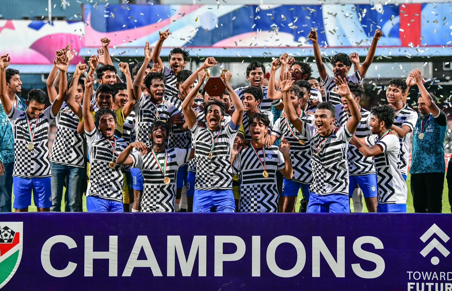 އިންޓަ ސްކޫލް 19 އަހަރުން ދަށުގެ ޗެމްޕިއަންކަން ހޯދި ސީއެޗްއެސްއީ ގެ ކުޅުންތެރިން އުފާފާޅު ކުރަނީ.-- ފޮޓޯ: ނިޝާން އަލީ/ މިހާރު