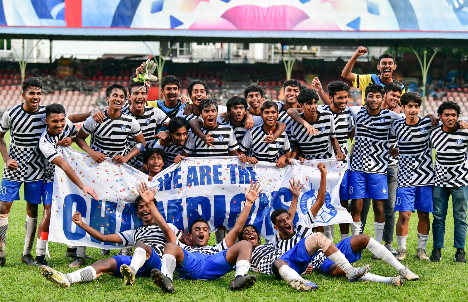 އެފްއޭއެމް 19 އަހަރުން ދަށުގެ އިންޓަ ސްކޫލް ފުޓުބޯޅަ މުބާރާތުގެ ޗެމްޕިއަންކަން  20 އަހަރަށްފަހު ސީއެޗްއެސްއީ ހޯދުން: މިއަދު ގަލޮޅު ދަނޑުގައި ކުޅުނު ފައިނަލް މެޗު ސީއެޗްއެސީ ކާމިޔާބު ކުރީ ކެޔޮދޫ ސްކޫލާ ވާދަކޮށް 4-1 އިން މޮޅުވެގެން..-- ފޮޓޯ: ނީޝާން އަލީ/މިހާރު