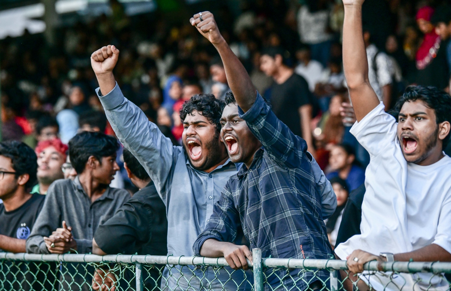 ސީއެޗްއެސްއީ ގެ ސަޕޯޓަރުން ފައިނަލް މެޗުގައި ޓީމަށް ތަރުހީބު ދެނީ.-- ފޮޓޯ: ނިޝާން އަލީ/ މިހާރު