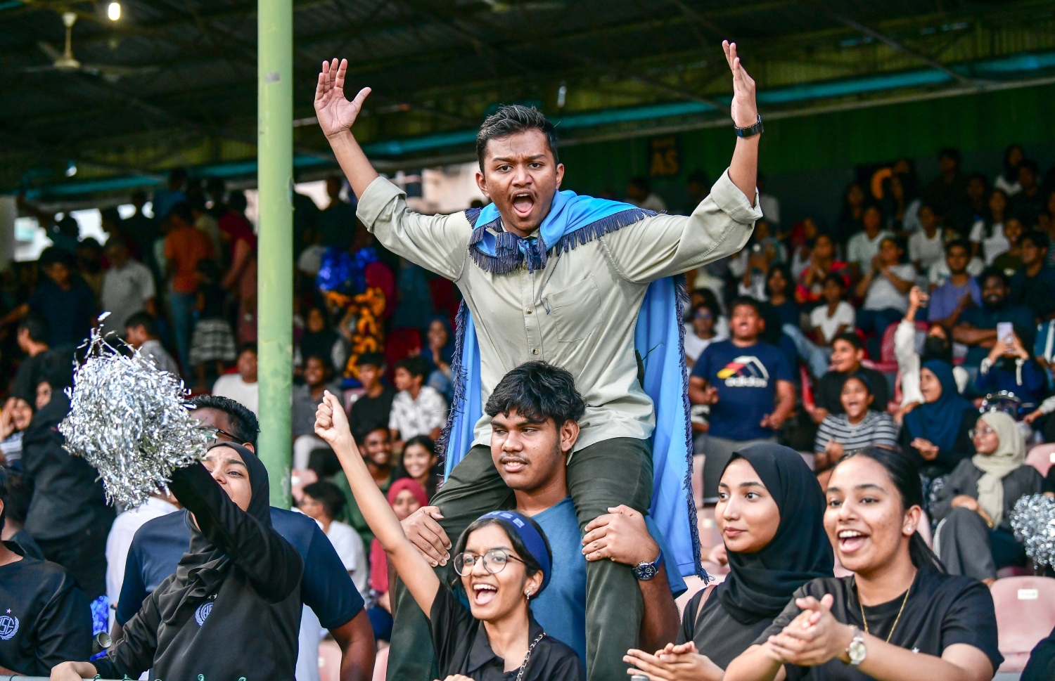 ސީއެޗްއެސްއީ ގެ ސަޕޯޓަރުން ފައިނަލް މެޗުގައި ޓީމަށް ތަރުހީބު ދެނީ.-- ފޮޓޯ: ނިޝާން އަލީ/ މިހާރު