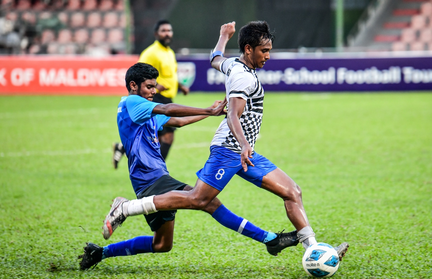 އެފްއޭއެމް 19 އަހަރުން ދަށުގެ އިންޓަ ސްކޫލް ފުޓުބޯޅަ މުބާރާތުގެ ޗެމްޕިއަންކަން  20 އަހަރަށްފަހު ސީއެޗްއެސްއީ ހޯދުން: މިއަދު ގަލޮޅު ދަނޑުގައި ކުޅުނު ފައިނަލް މެޗު ސީއެޗްއެސީ ކާމިޔާބު ކުރީ ކެޔޮދޫ ސްކޫލާ ވާދަކޮށް 4-1 އިން މޮޅުވެގެން..-- ފޮޓޯ: ނީޝާން އަލީ/މިހާރު