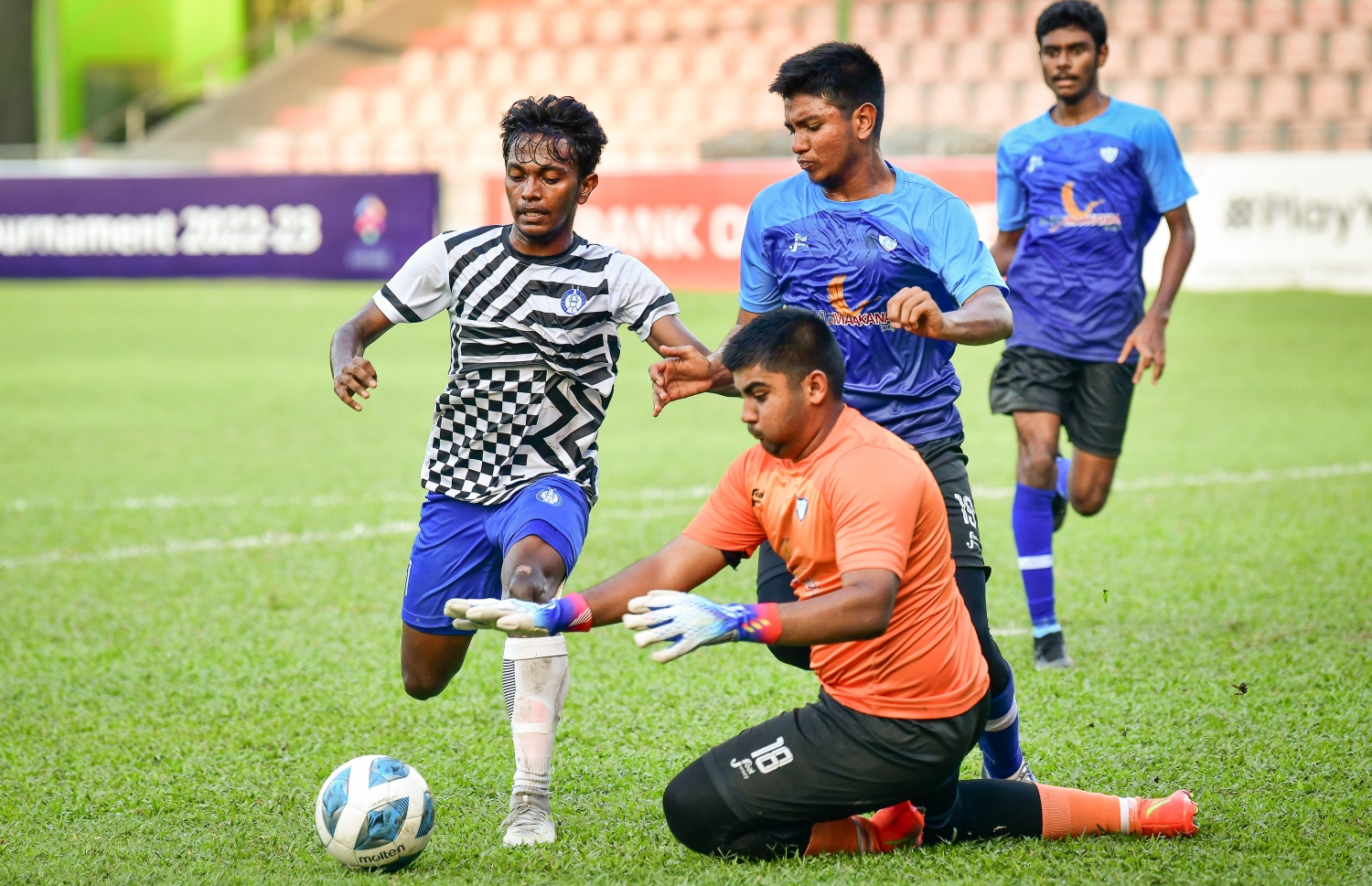 ކެޔޮދޫ ސްކޫލްގެ ކީޕަރު ޔަނާލް، މުބާރާތުގެ މޮޅު ކުޅުންތެރިޔާ، ސީއެޗްއެސްއީ ގެ ދައްޔާން ހުއްޓުވަނީ.-- ފޮޓޯ: ނިޝާން އަލީ/ މިހާރު