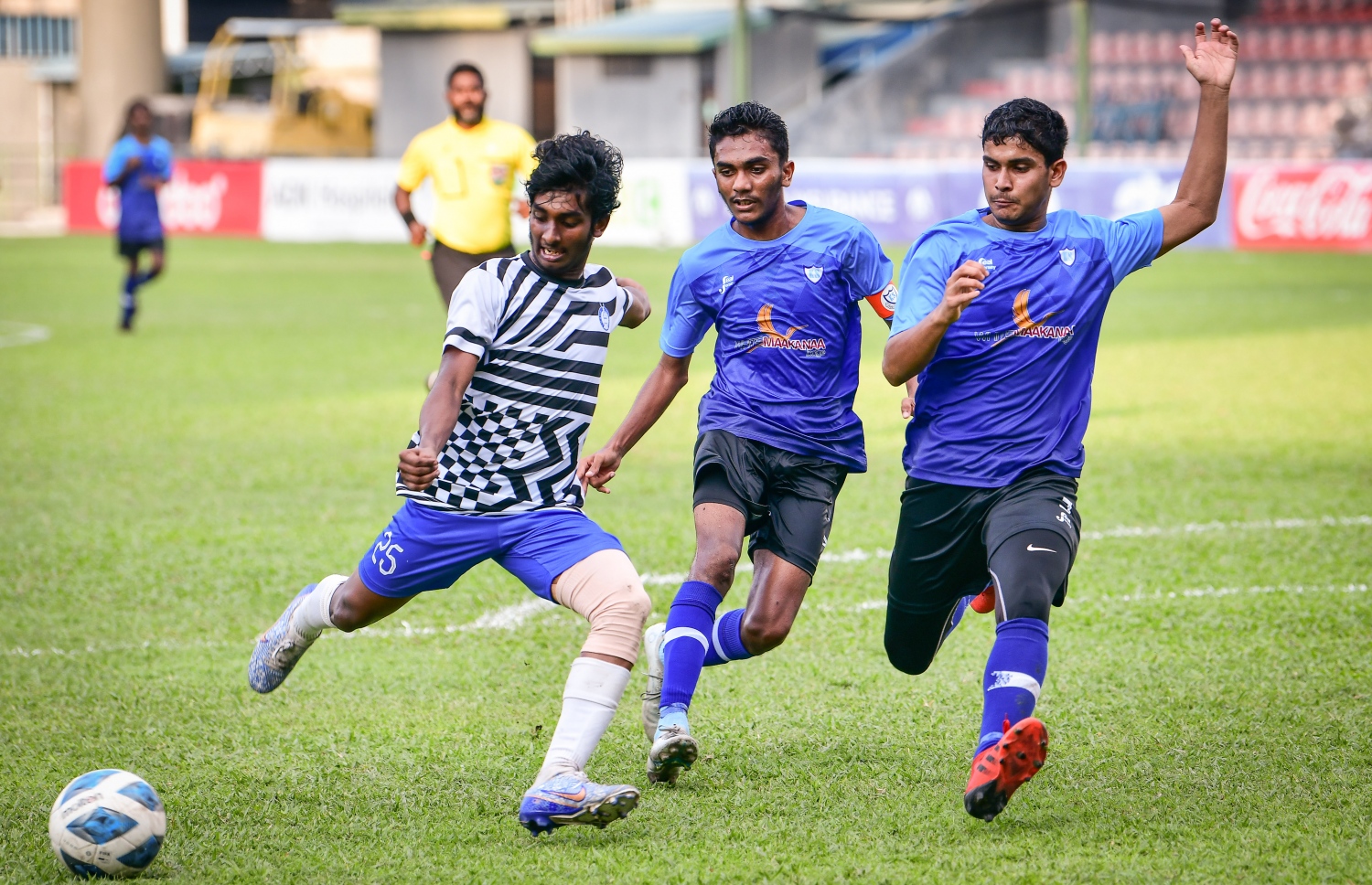 އެފްއޭއެމް 19 އަހަރުން ދަށުގެ އިންޓަ ސްކޫލް ފުޓުބޯޅަ މުބާރާތުގެ ޗެމްޕިއަންކަން  20 އަހަރަށްފަހު ސީއެޗްއެސްއީ ހޯދުން: މިއަދު ގަލޮޅު ދަނޑުގައި ކުޅުނު ފައިނަލް މެޗު ސީއެޗްއެސީ ކާމިޔާބު ކުރީ ކެޔޮދޫ ސްކޫލާ ވާދަކޮށް 4-1 އިން މޮޅުވެގެން..-- ފޮޓޯ: ނީޝާން އަލީ/މިހާރު