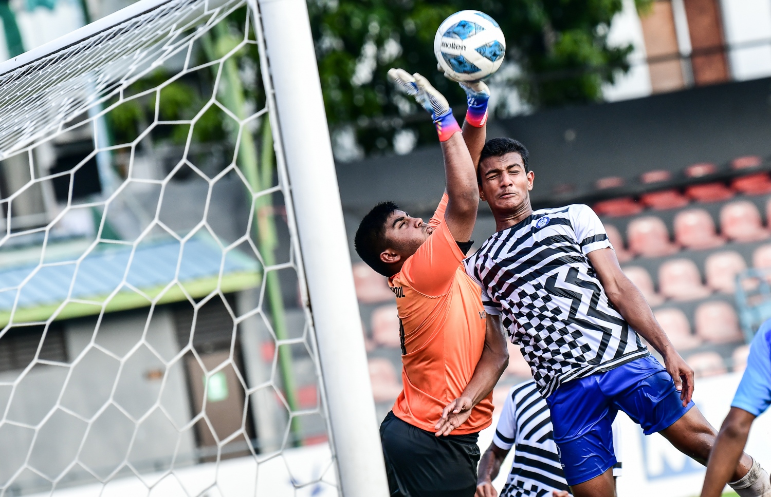 އެފްއޭއެމް 19 އަހަރުން ދަށުގެ އިންޓަ ސްކޫލް ފުޓުބޯޅަ މުބާރާތުގެ ޗެމްޕިއަންކަން  20 އަހަރަށްފަހު ސީއެޗްއެސްއީ ހޯދުން: މިއަދު ގަލޮޅު ދަނޑުގައި ކުޅުނު ފައިނަލް މެޗު ސީއެޗްއެސީ ކާމިޔާބު ކުރީ ކެޔޮދޫ ސްކޫލާ ވާދަކޮށް 4-1 އިން މޮޅުވެގެން..-- ފޮޓޯ: ނީޝާން އަލީ/މިހާރު