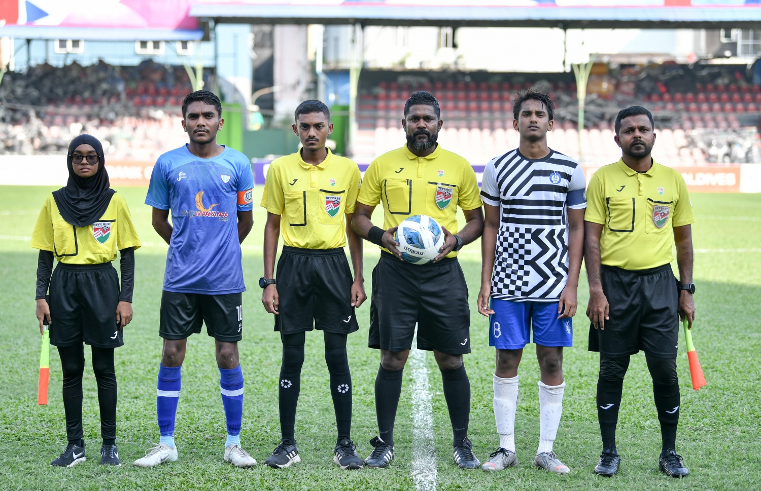 އެފްއޭއެމް 19 އަހަރުން ދަށުގެ އިންޓަ ސްކޫލް ފުޓުބޯޅަ މުބާރާތުގެ ޗެމްޕިއަންކަން  20 އަހަރަށްފަހު ސީއެޗްއެސްއީ ހޯދުން: މިއަދު ގަލޮޅު ދަނޑުގައި ކުޅުނު ފައިނަލް މެޗު ސީއެޗްއެސީ ކާމިޔާބު ކުރީ ކެޔޮދޫ ސްކޫލާ ވާދަކޮށް 4-1 އިން މޮޅުވެގެން..-- ފޮޓޯ: ނީޝާން އަލީ/މިހާރު