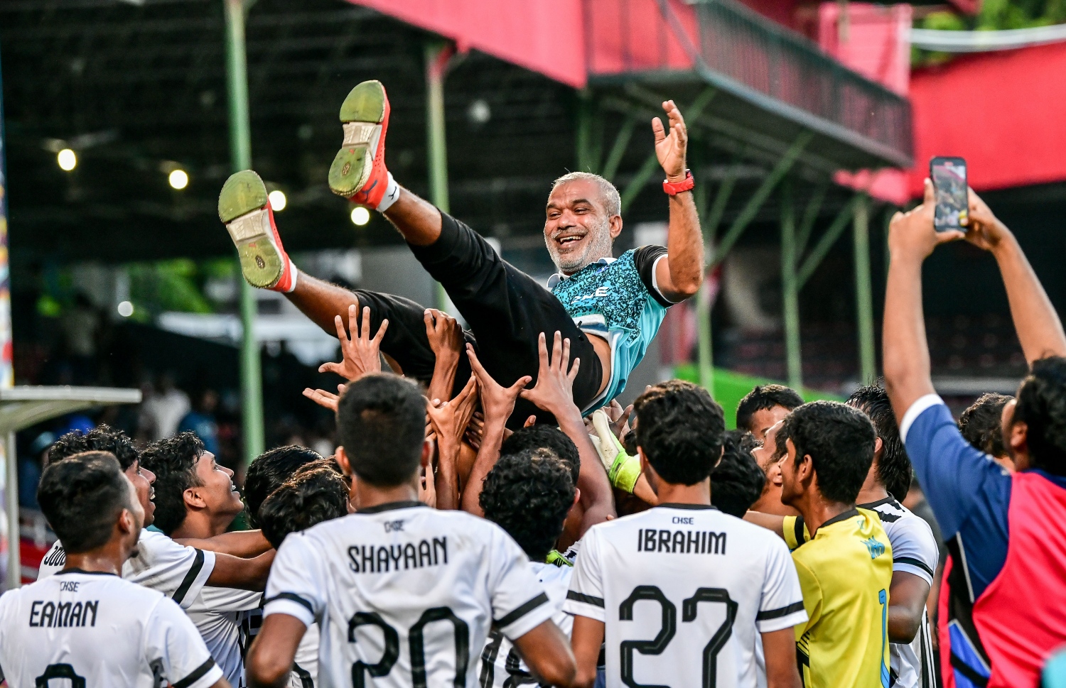 ޗެމްޕިއަންކަން ހޯދުމާ އެކު ސީއެޗްއެސްއީ ގެ ކުޅުންތެރިން، އެޓީމުގެ ކޯޗު ސުޒެއިރު އުފުލާލައިގެން އުފާފާޅުކުރަނީ.-- ފޮޓޯ: ނިޝާން އަލީ/ މިހާރު