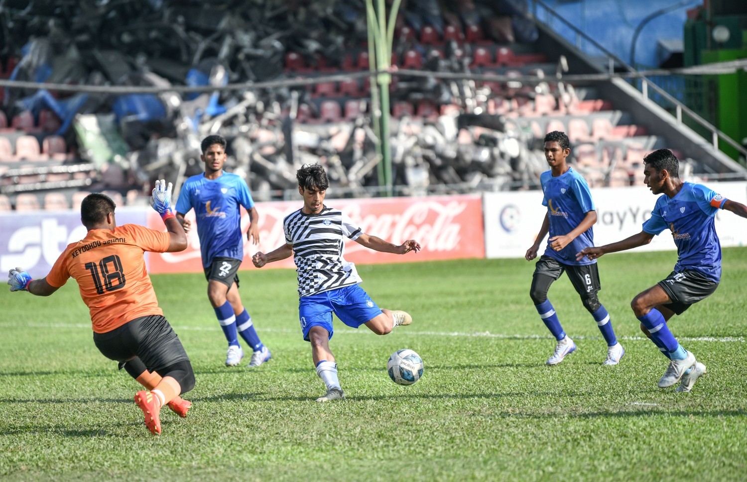 އެފްއޭއެމް 19 އަހަރުން ދަށުގެ އިންޓަ ސްކޫލް ފުޓުބޯޅަ މުބާރާތުގެ ޗެމްޕިއަންކަން  20 އަހަރަށްފަހު ސީއެޗްއެސްއީ ހޯދުން: މިއަދު ގަލޮޅު ދަނޑުގައި ކުޅުނު ފައިނަލް މެޗު ސީއެޗްއެސީ ކާމިޔާބު ކުރީ ކެޔޮދޫ ސްކޫލާ ވާދަކޮށް 4-1 އިން މޮޅުވެގެން..-- ފޮޓޯ: ނީޝާން އަލީ/މިހާރު