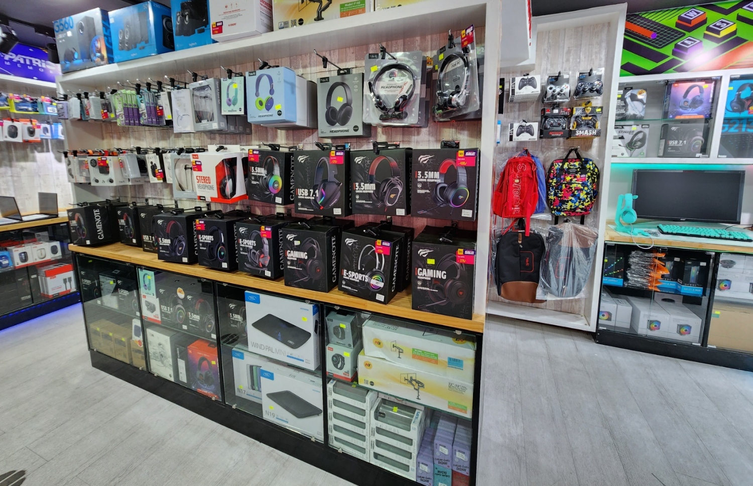 ގިޒްމޯ ފިހާރައިގެ އެތެރެ. އެ ތަނުގައި އެކި ވައްތަރުގެ ހެޑްސެޓާއި، ހެޑްފޯންސް އަދި ކީބޯޑާއި މައުސް ލިބެން ހުރޭ. -- ފޮޓޯ: ގިޒްމޯ